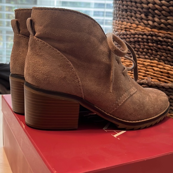 Merona Agatha suede heeled bootie EUC - Picture 4 of 7